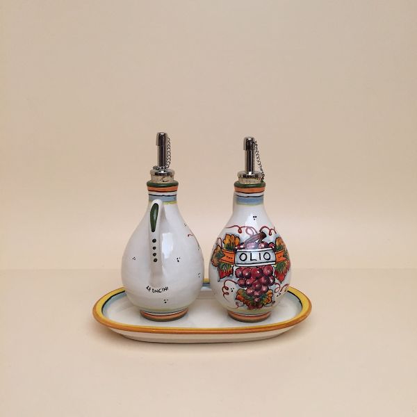 Set of 2 rounded oil and vinegar bottles with handles, cm.13h with tray
